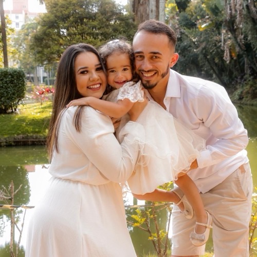 Brenno com a esposa Aline e a filha